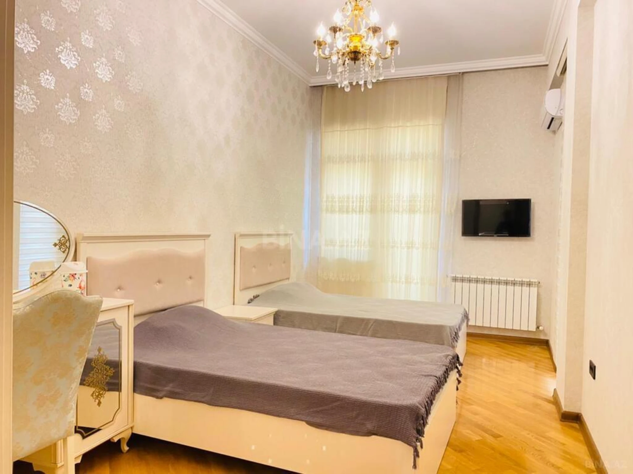 Satılır 5 otaqlı mənzil 220 m²