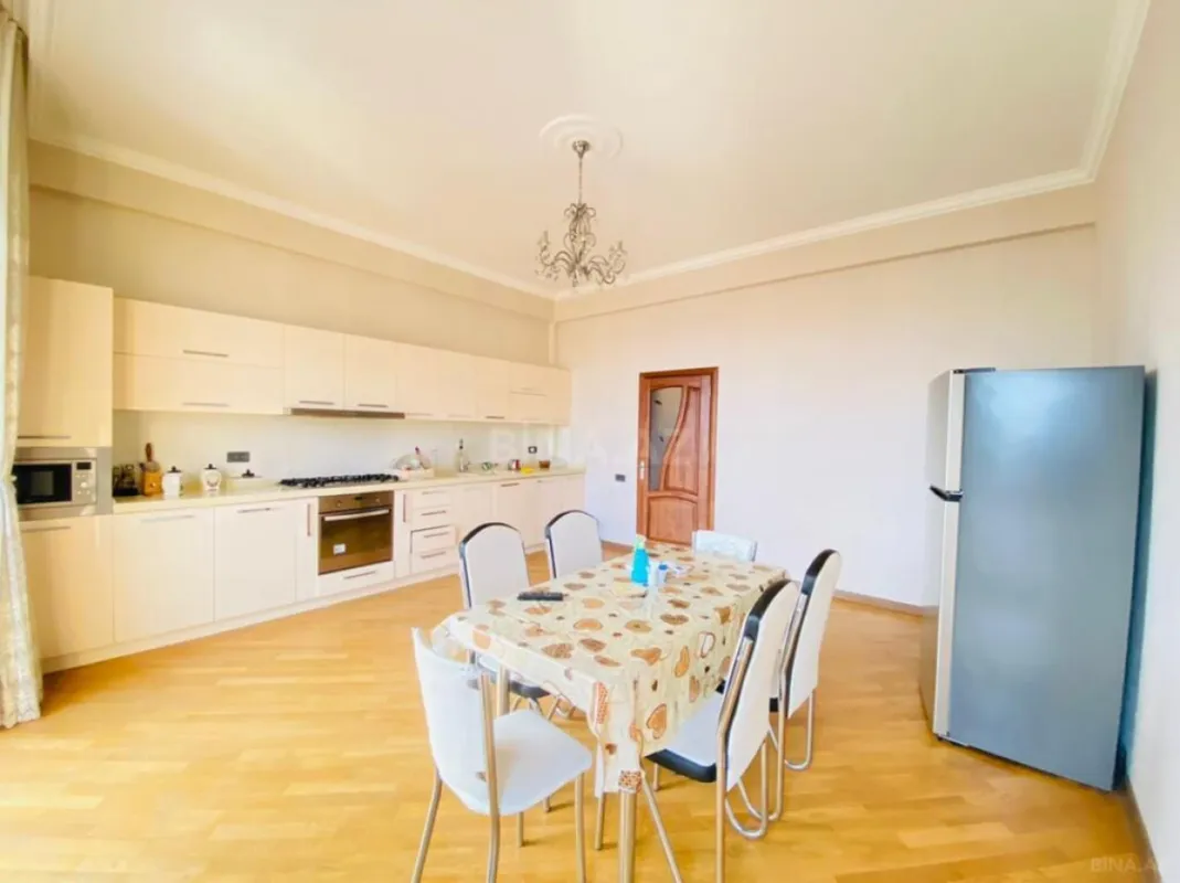 Satılır 5 otaqlı mənzil 220 m²