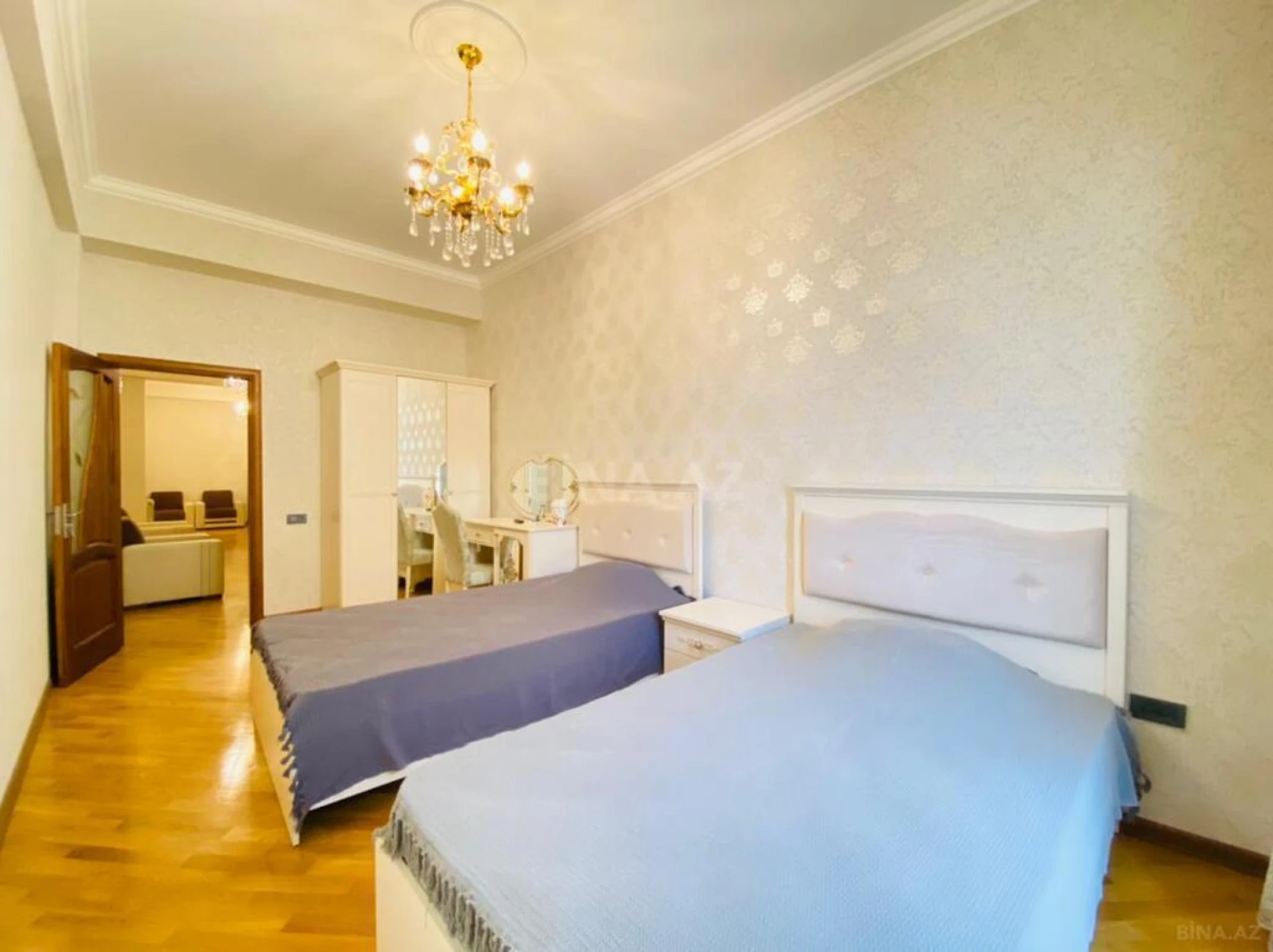 Satılır 5 otaqlı mənzil 220 m²