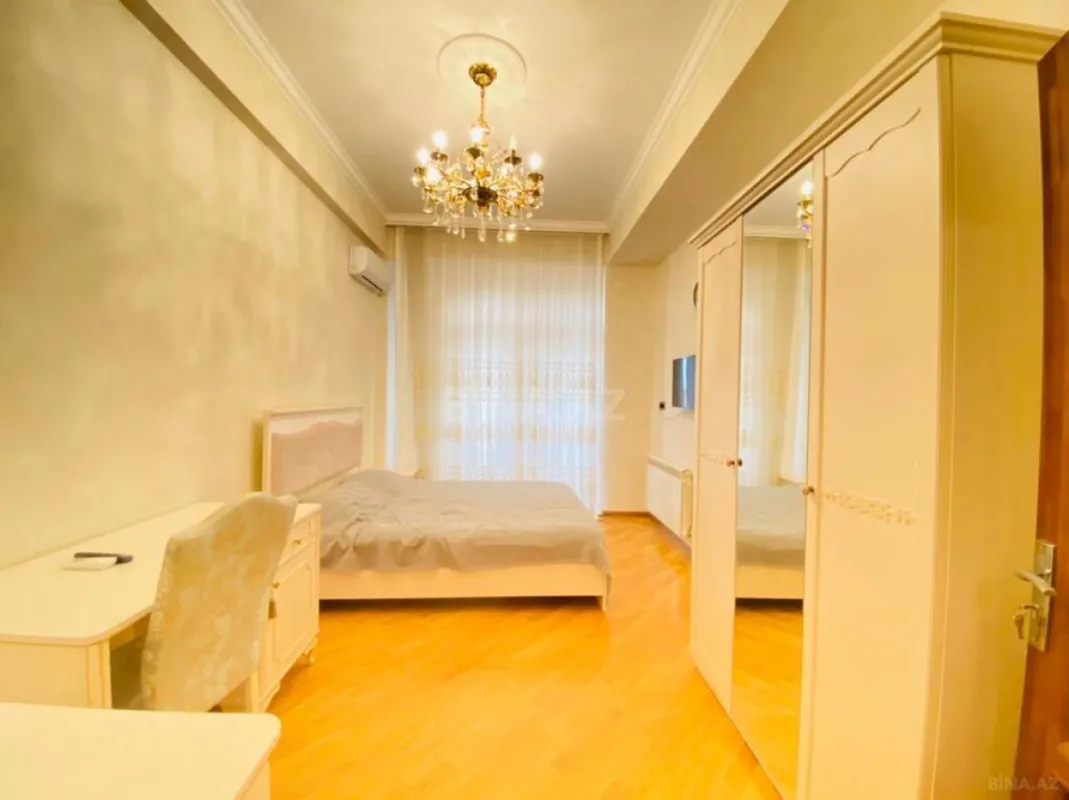 Satılır 5 otaqlı mənzil 220 m²