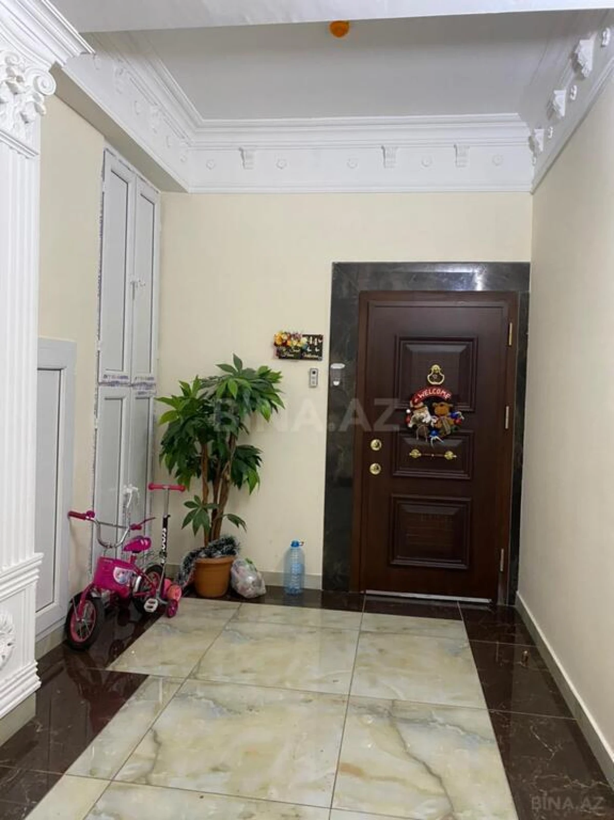 Satılır 5 otaqlı mənzil 220 m²