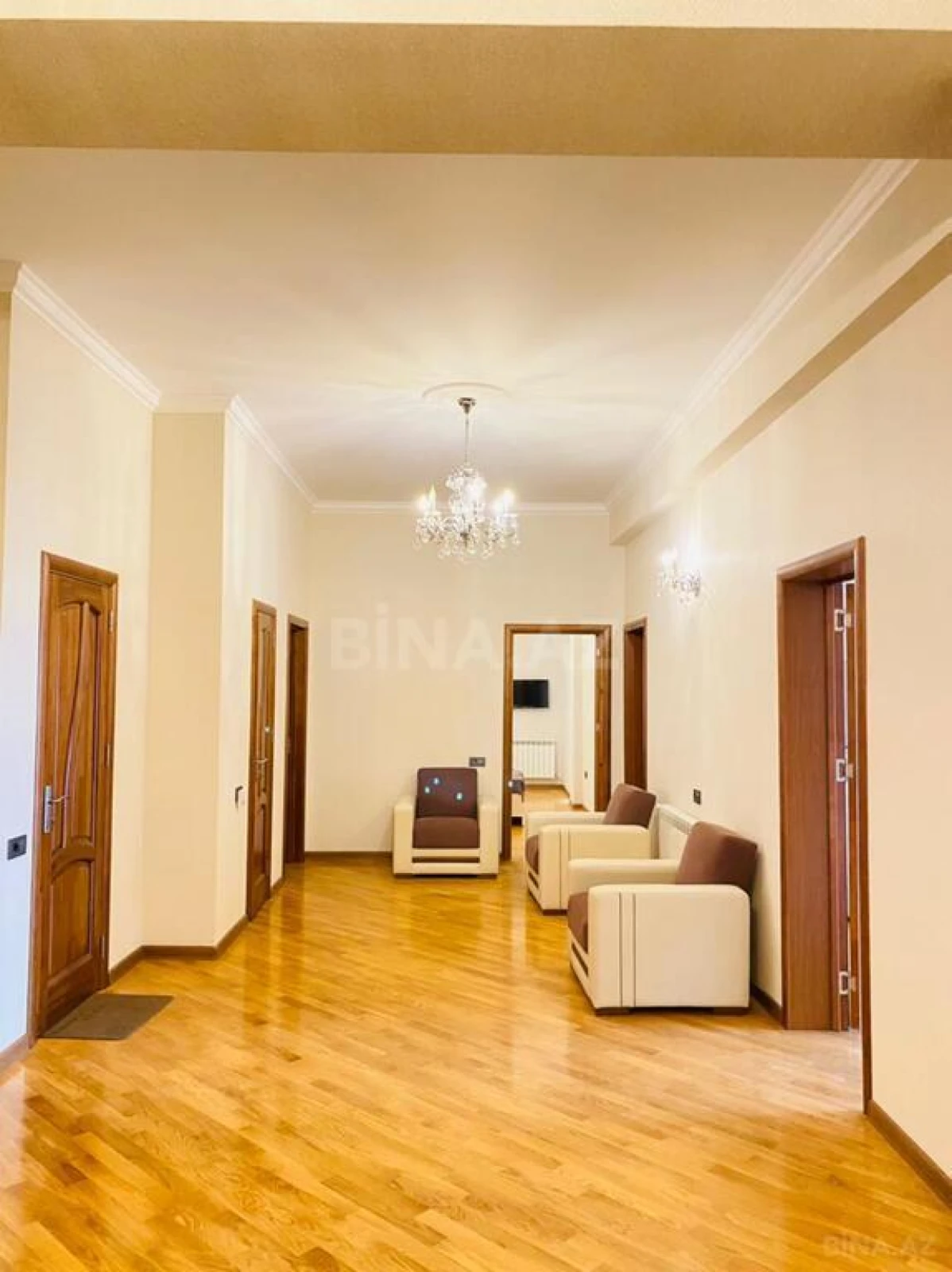 Satılır 5 otaqlı mənzil 220 m²