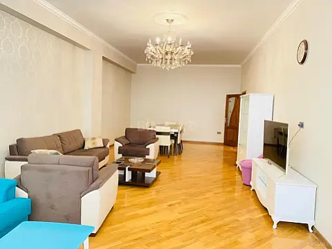Satılır 5 otaqlı mənzil 220 m²