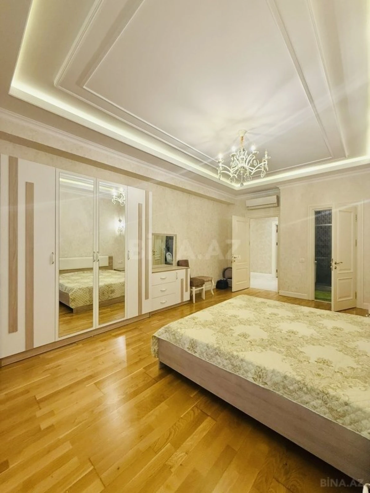 Kirayə verilir 4 otaqlı mənzil 200 m²