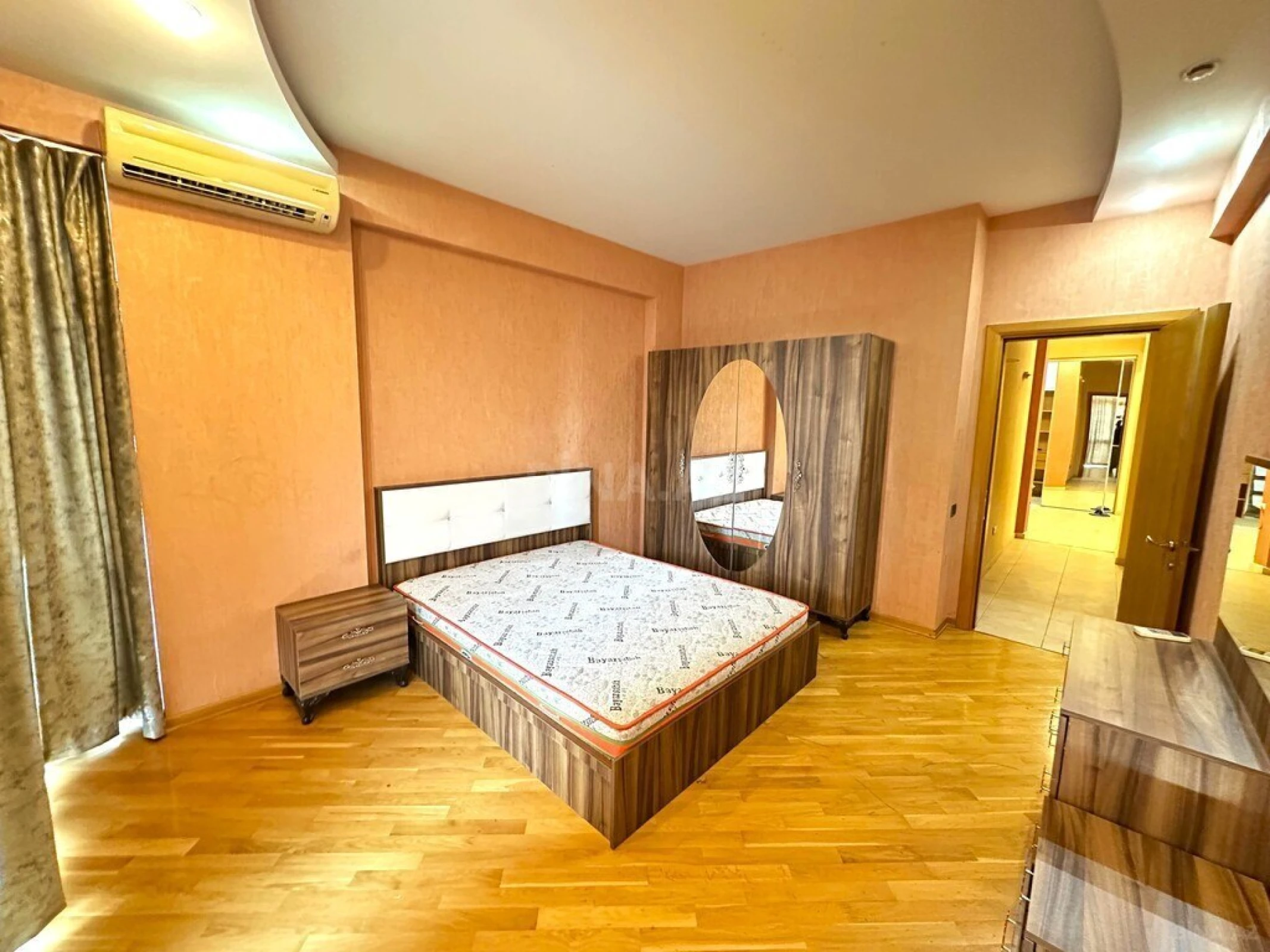 Satılır 4 otaqlı mənzil 190 m²