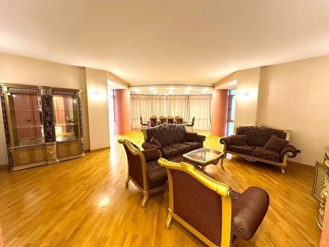 Satılır 4 otaqlı mənzil 190 m²