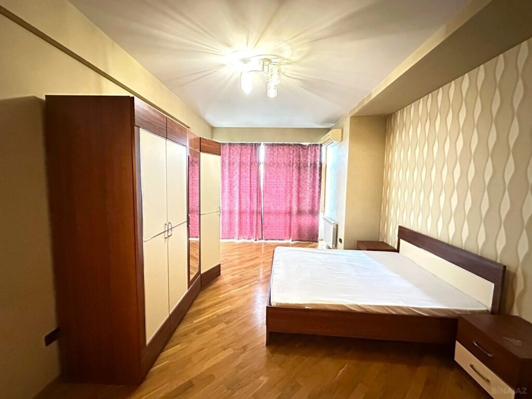 Satılır 4 otaqlı mənzil 190 m²