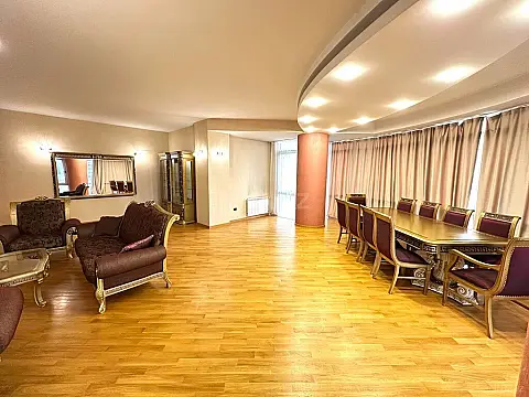 Satılır 4 otaqlı mənzil 190 m²