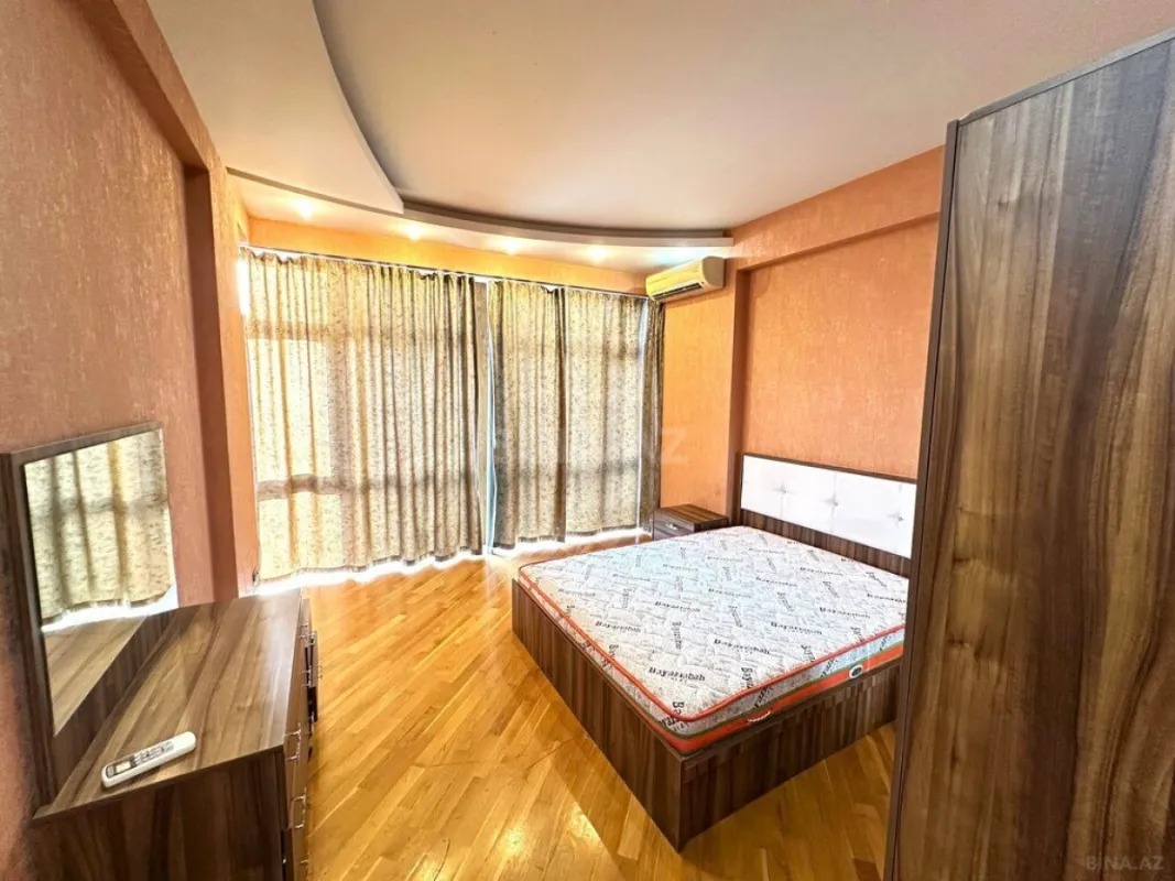 Satılır 4 otaqlı mənzil 190 m²