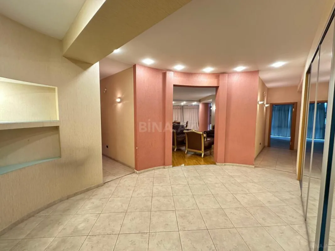 Satılır 4 otaqlı mənzil 190 m²