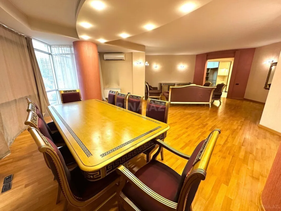 Satılır 4 otaqlı mənzil 190 m²