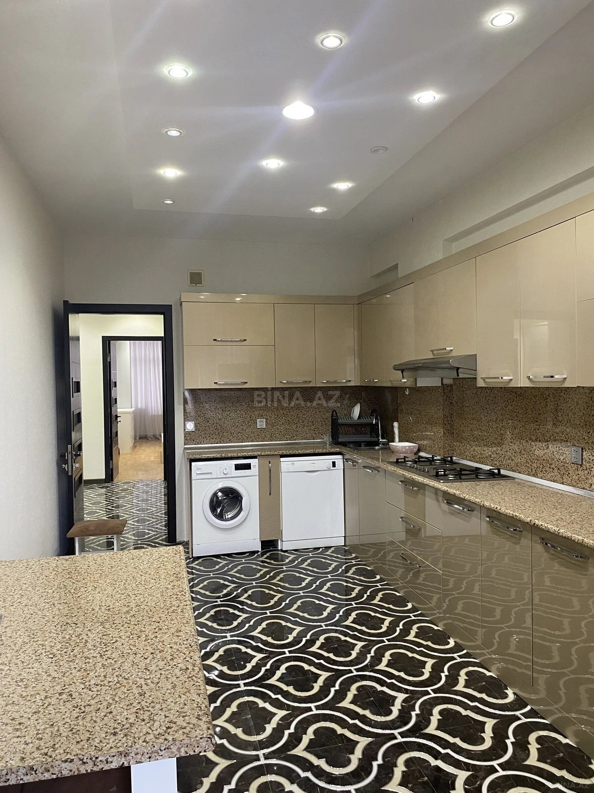 Satılır 3 otaqlı mənzil 136 m²