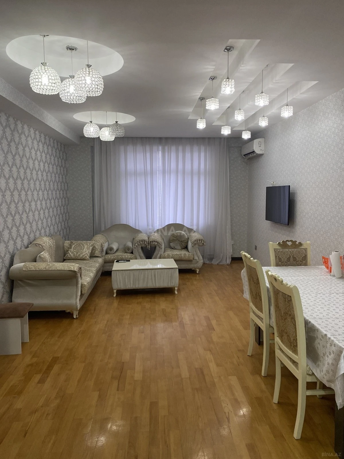 Satılır 3 otaqlı mənzil 136 m²