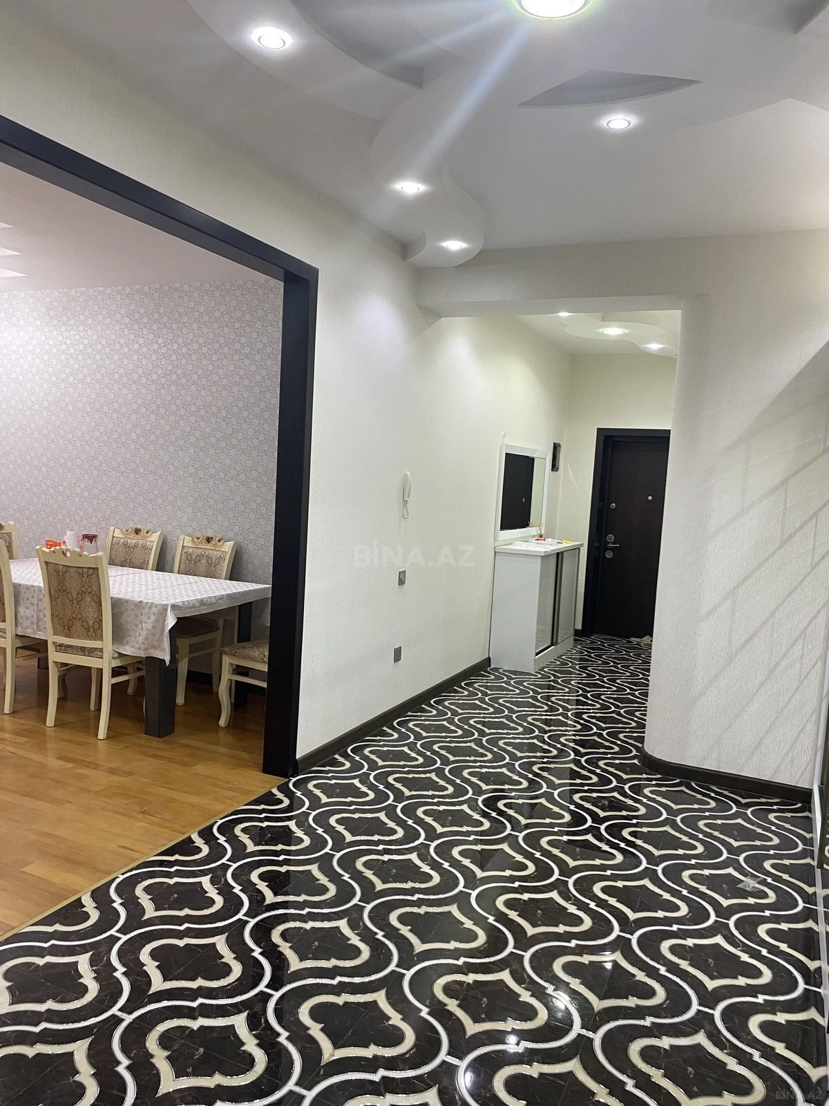Satılır 3 otaqlı mənzil 136 m²