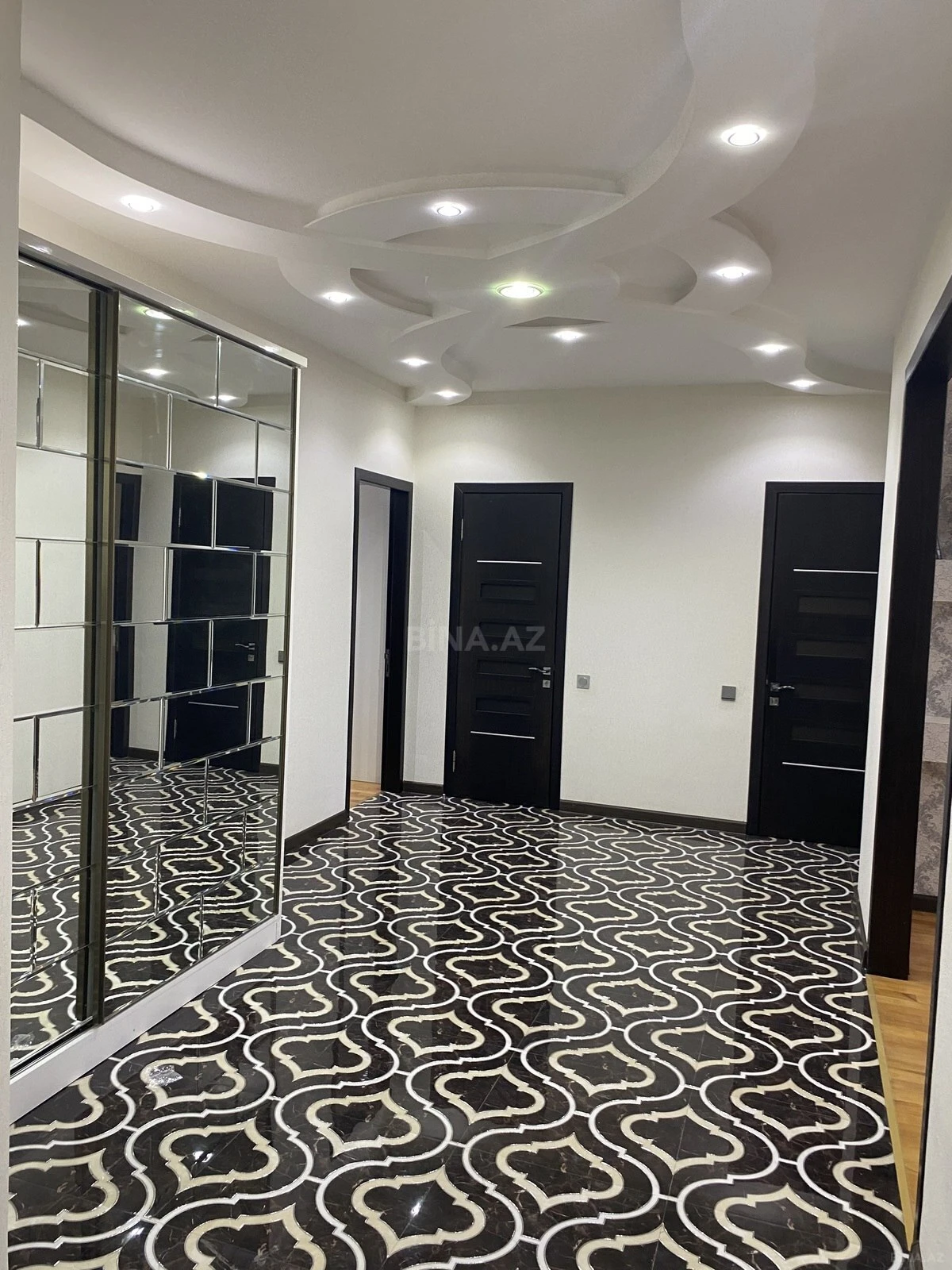 Satılır 3 otaqlı mənzil 136 m²