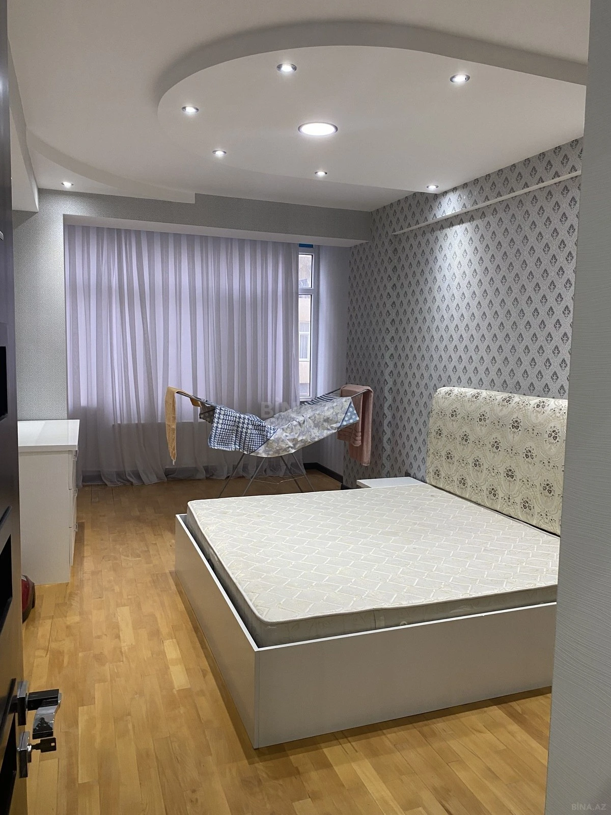 Satılır 3 otaqlı mənzil 136 m²