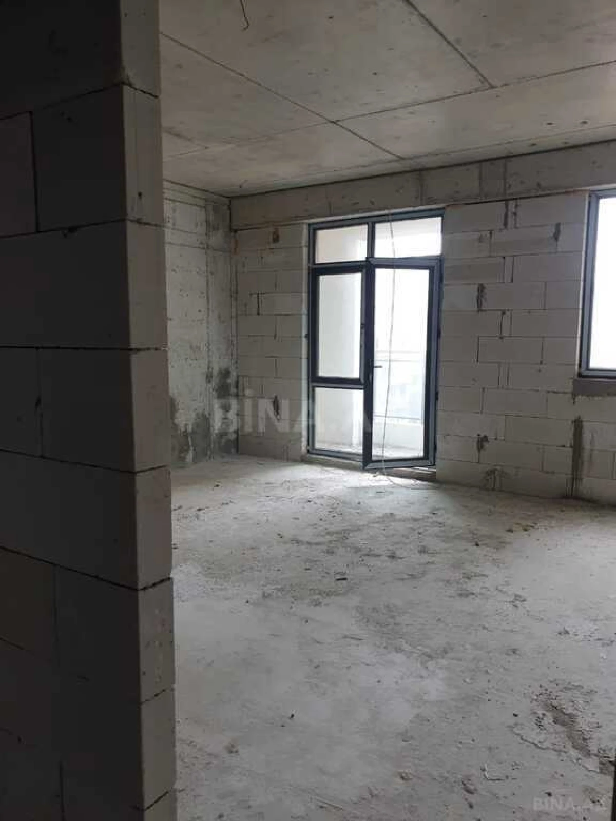 Satılır 3 otaqlı mənzil 137 m²