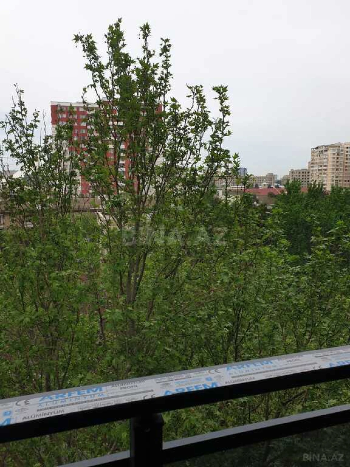 Satılır 3 otaqlı mənzil 137 m²