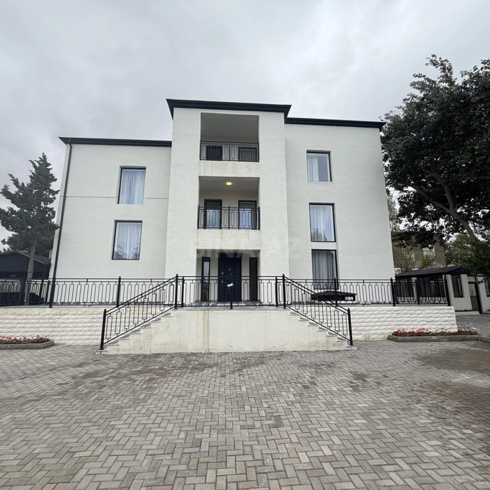 Satılır 16 otaqlı həyət evi 655 m²