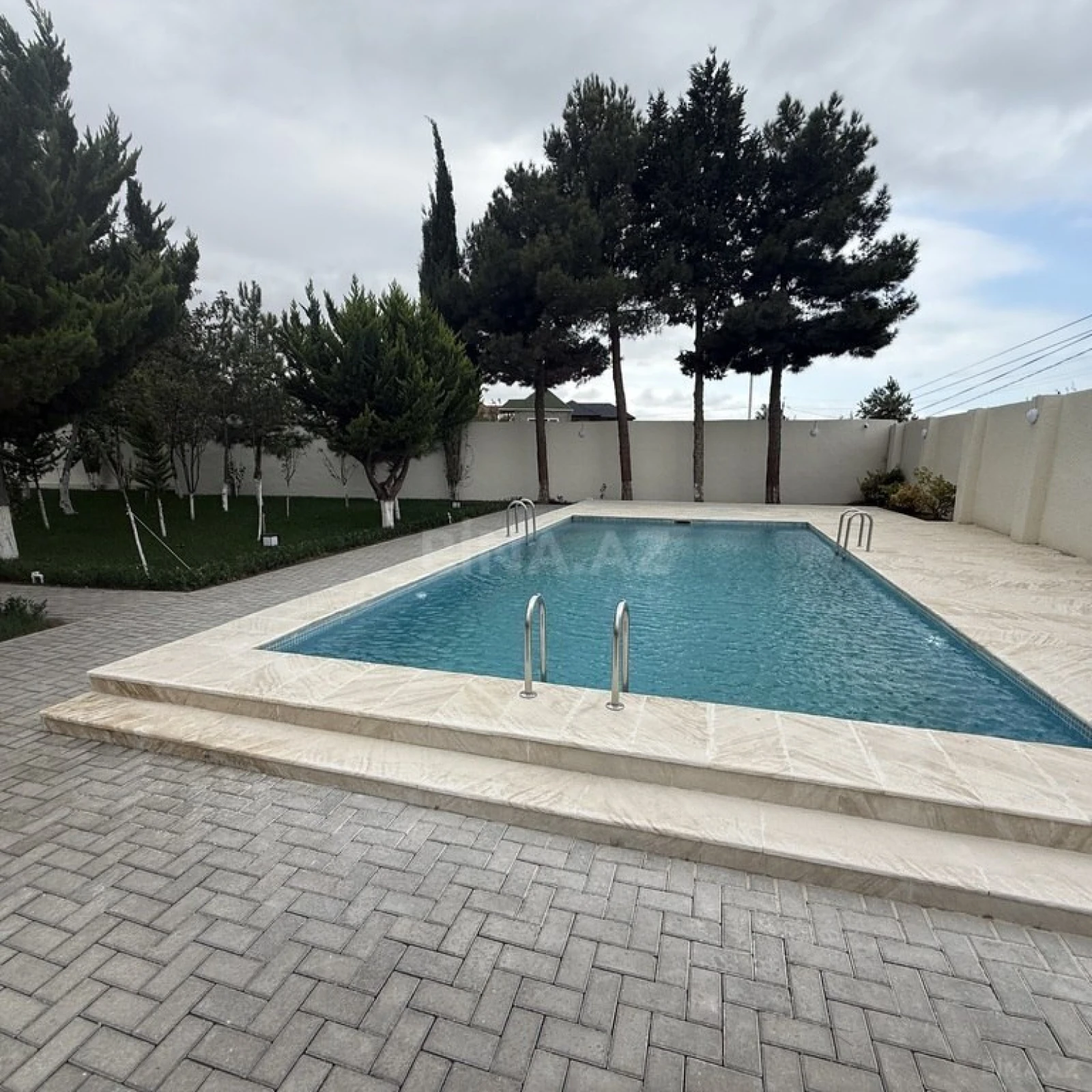 Satılır 16 otaqlı həyət evi 655 m²