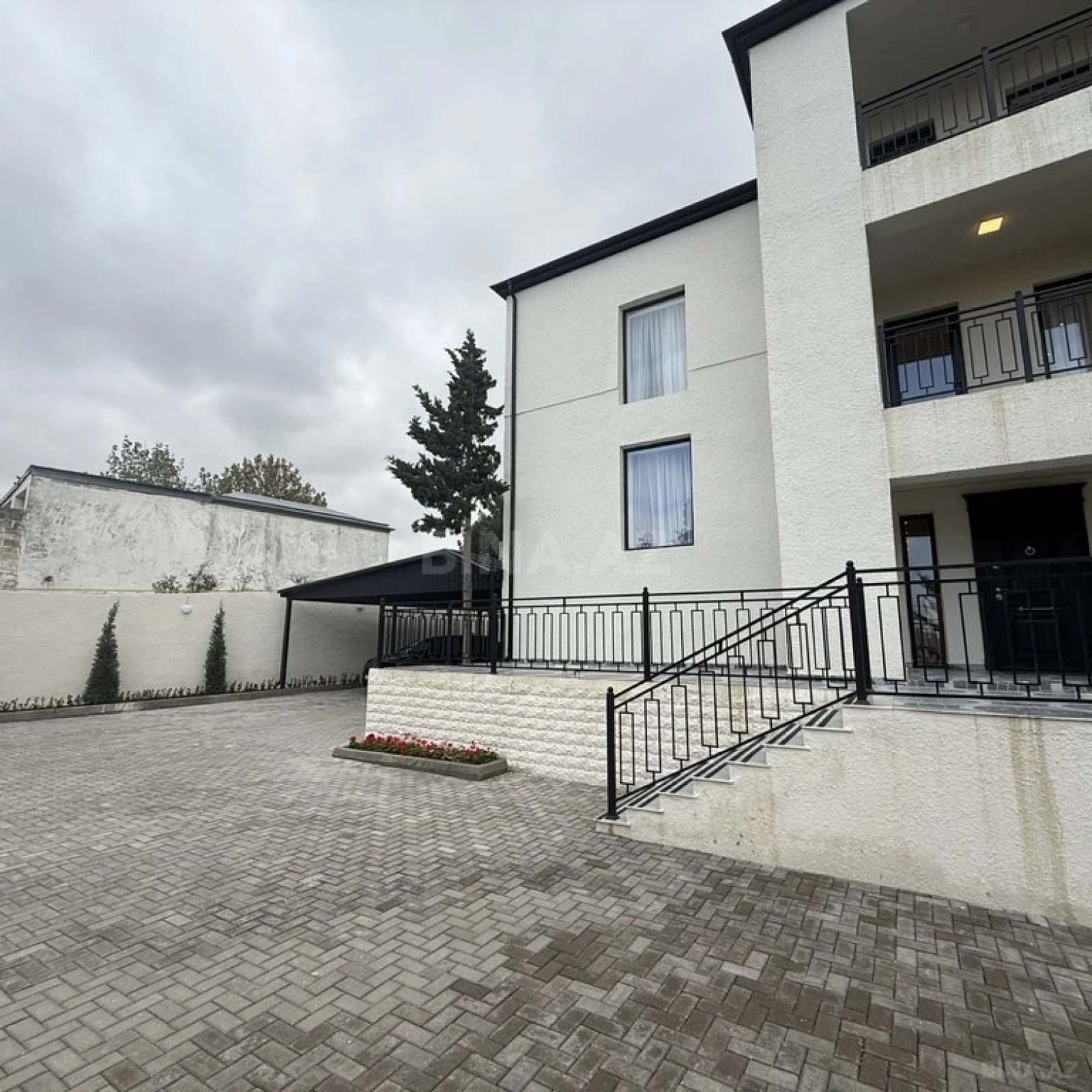 Satılır 16 otaqlı həyət evi 655 m²