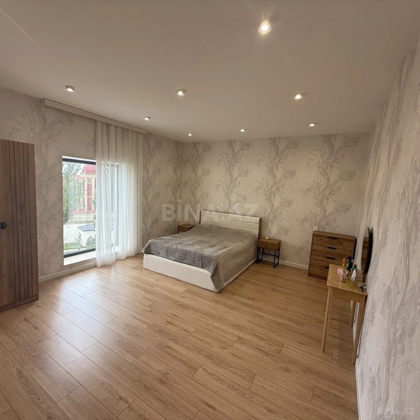 Satılır 16 otaqlı həyət evi 655 m²