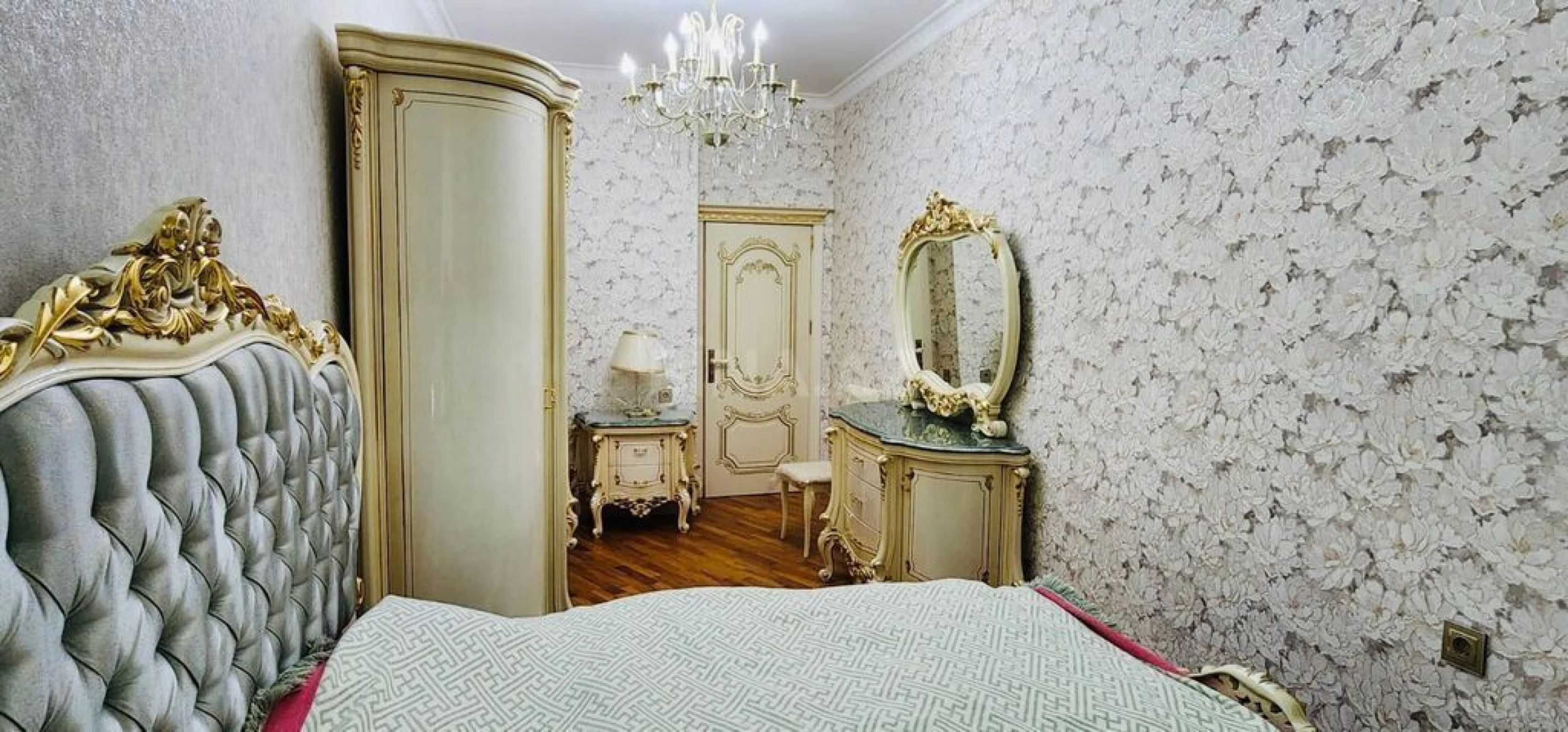 Satılır 2 otaqlı mənzil 114 m²