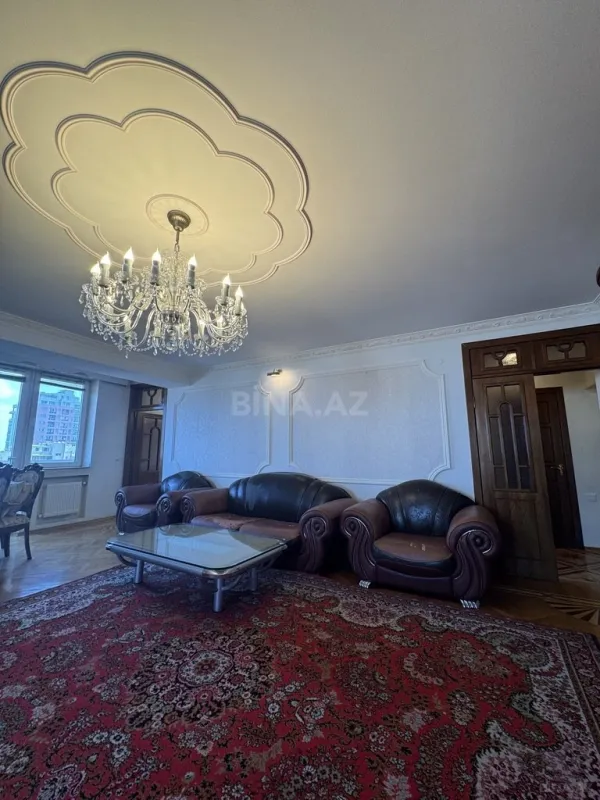 Satılır 4 otaqlı mənzil 180 m²