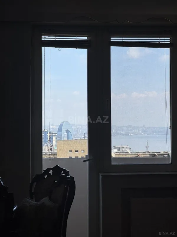 Satılır 4 otaqlı mənzil 180 m²