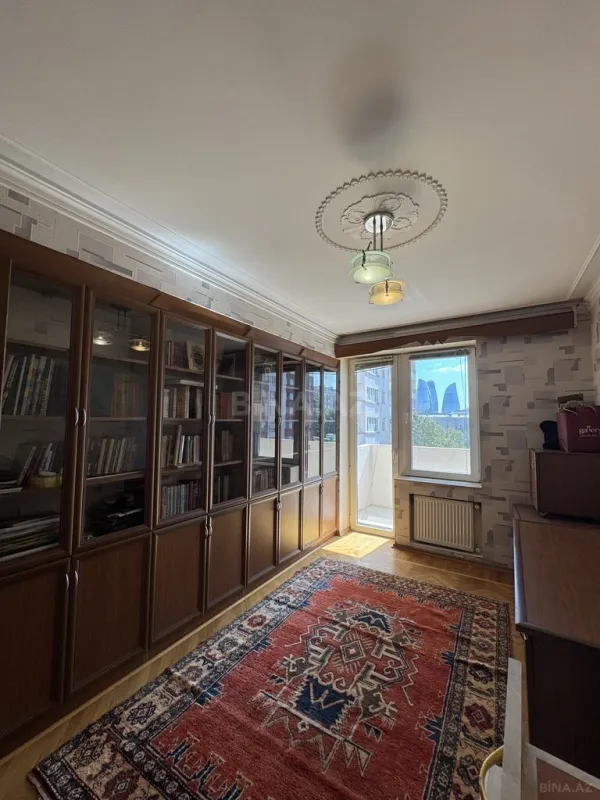 Satılır 4 otaqlı mənzil 180 m²