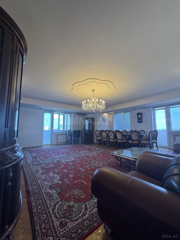 Satılır 4 otaqlı mənzil 180 m²