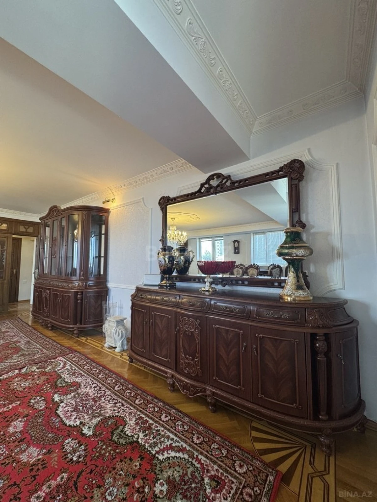 Satılır 4 otaqlı mənzil 180 m²