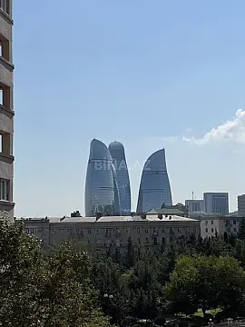 Satılır 4 otaqlı mənzil 180 m²