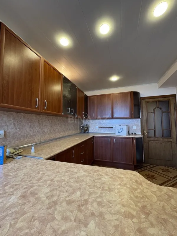 Satılır 4 otaqlı mənzil 180 m²