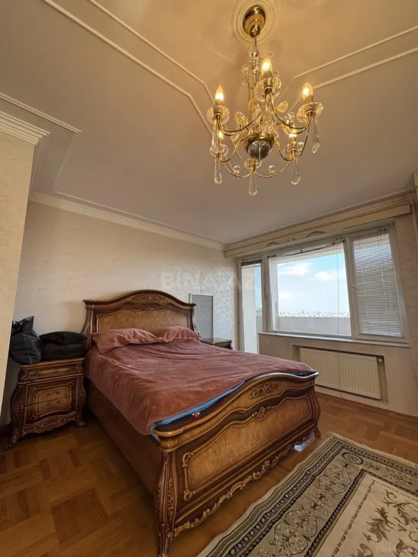 Satılır 4 otaqlı mənzil 180 m²