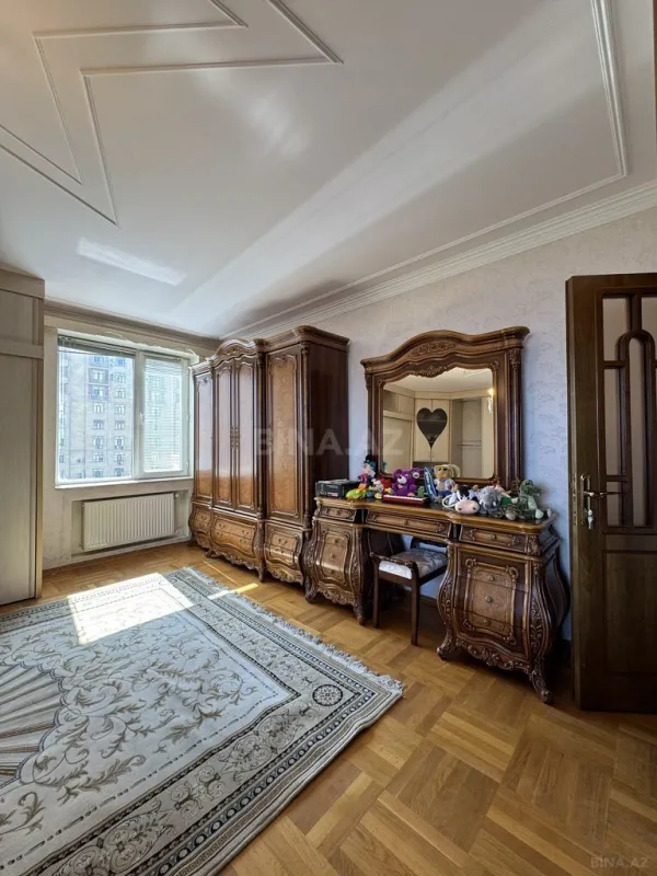 Satılır 4 otaqlı mənzil 180 m²