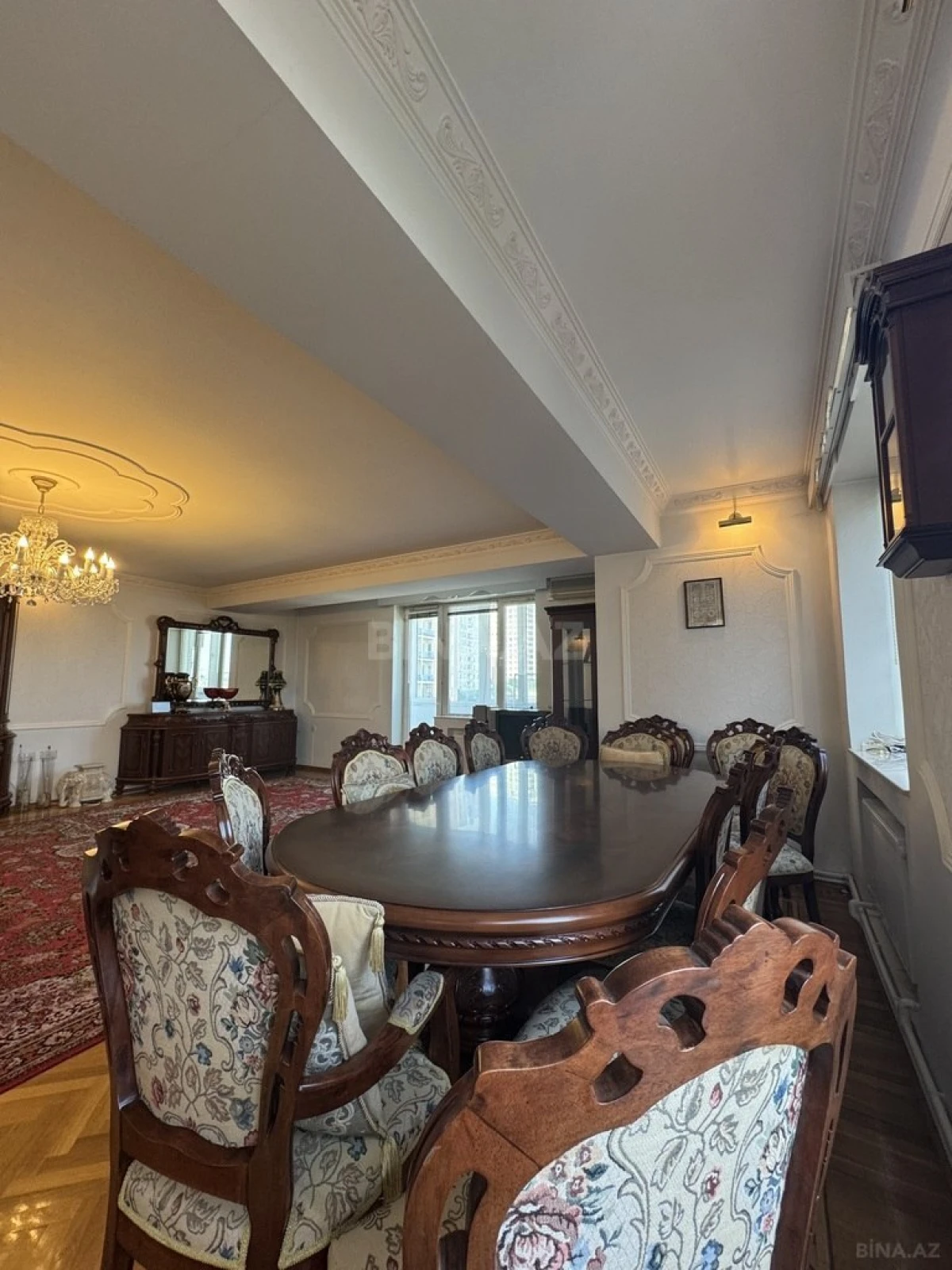 Satılır 4 otaqlı mənzil 180 m²