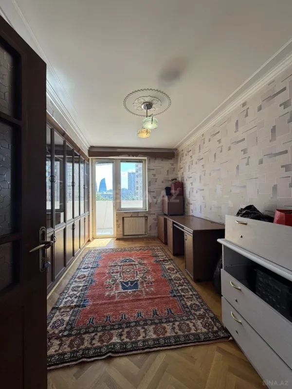 Satılır 4 otaqlı mənzil 180 m²