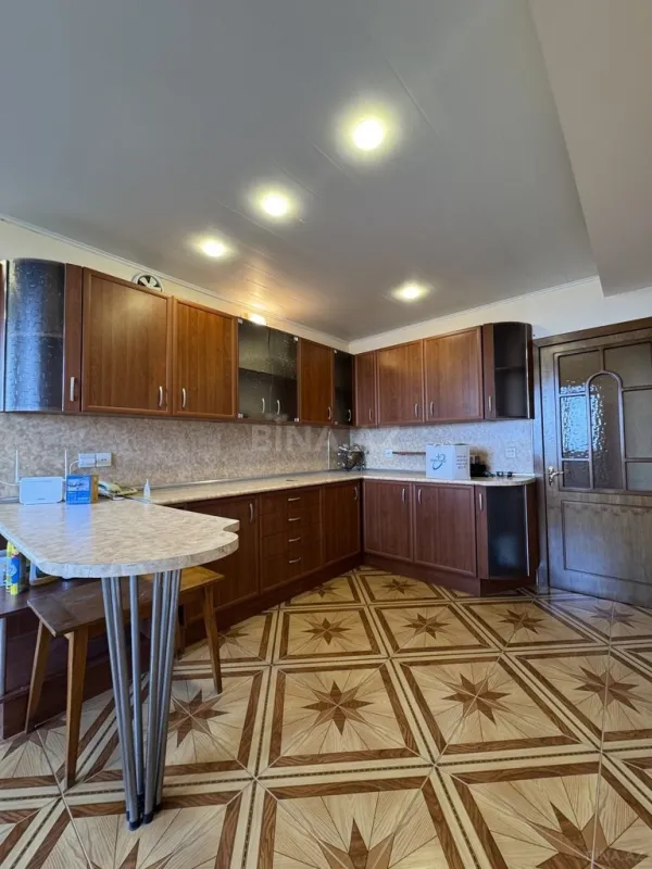 Satılır 4 otaqlı mənzil 180 m²