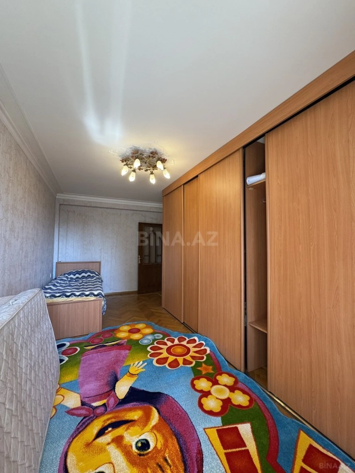 Satılır 4 otaqlı mənzil 180 m²