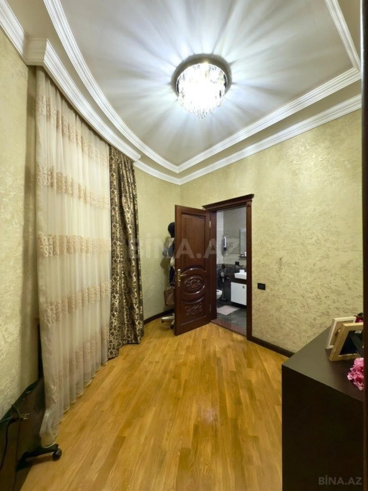 Satılır 5 otaqlı mənzil 400 m²