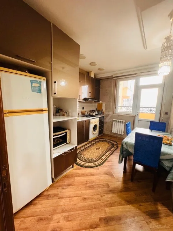Satılır 4 otaqlı mənzil 139 m²