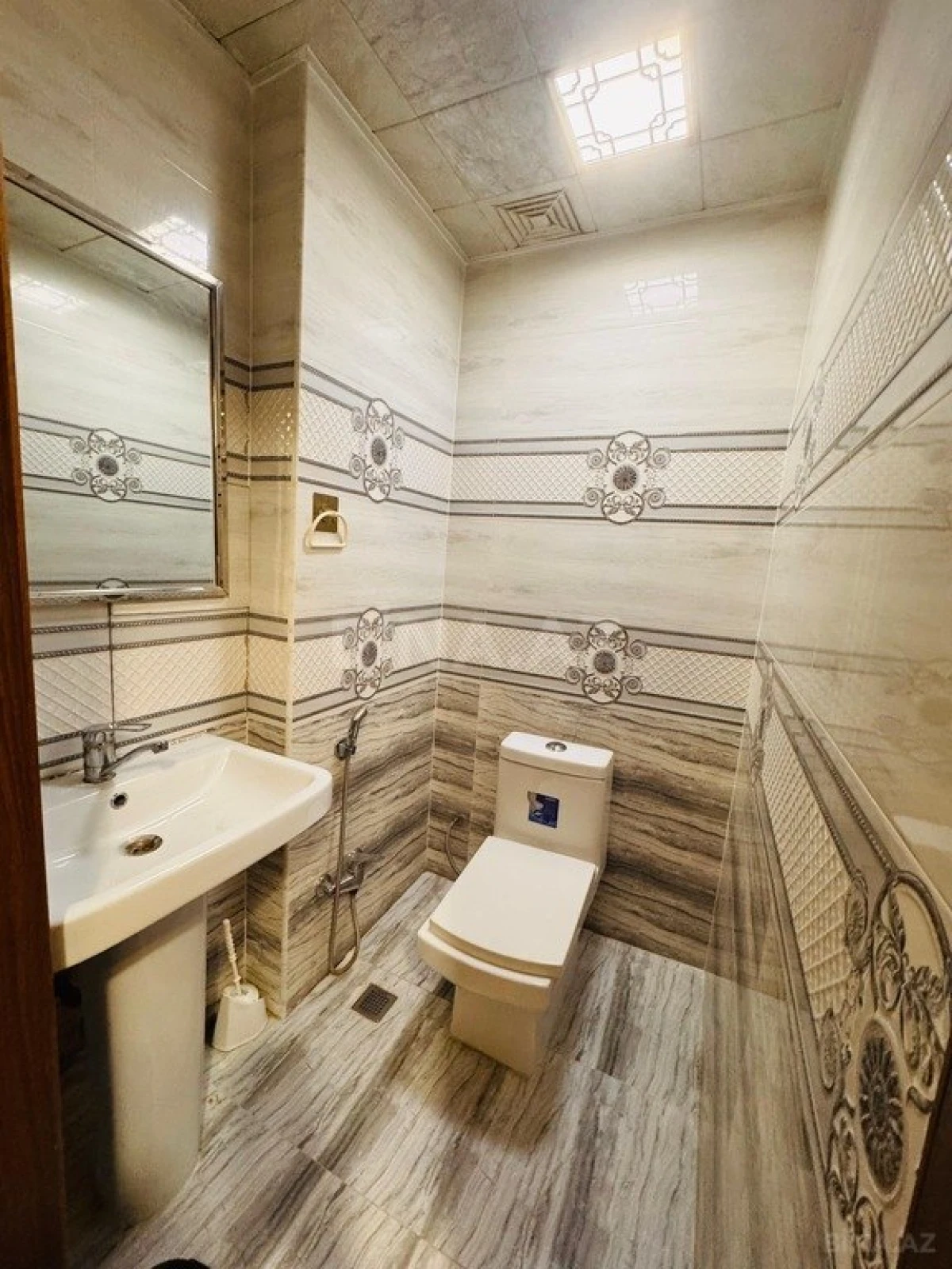 Satılır 4 otaqlı mənzil 139 m²