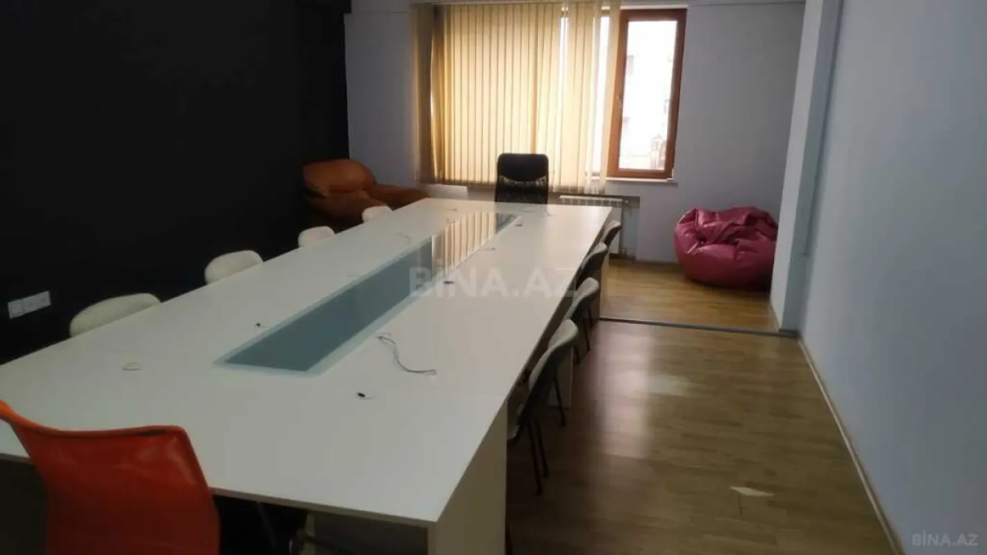 Kirayə verilir 12 otaqlı ofis 900 m²