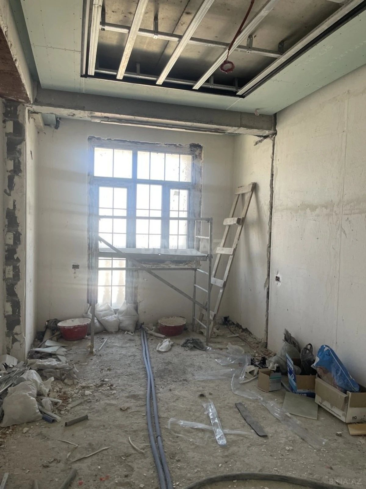 Satılır 5 otaqlı mənzil 250 m²