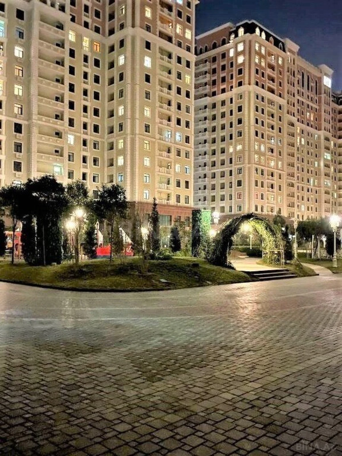 Satılır 5 otaqlı mənzil 250 m²