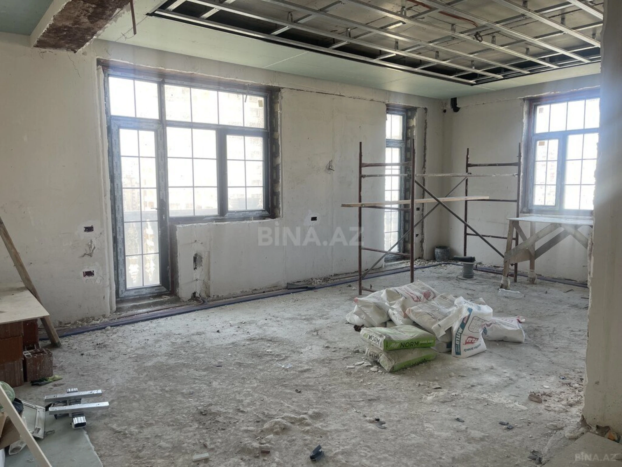 Satılır 5 otaqlı mənzil 250 m²