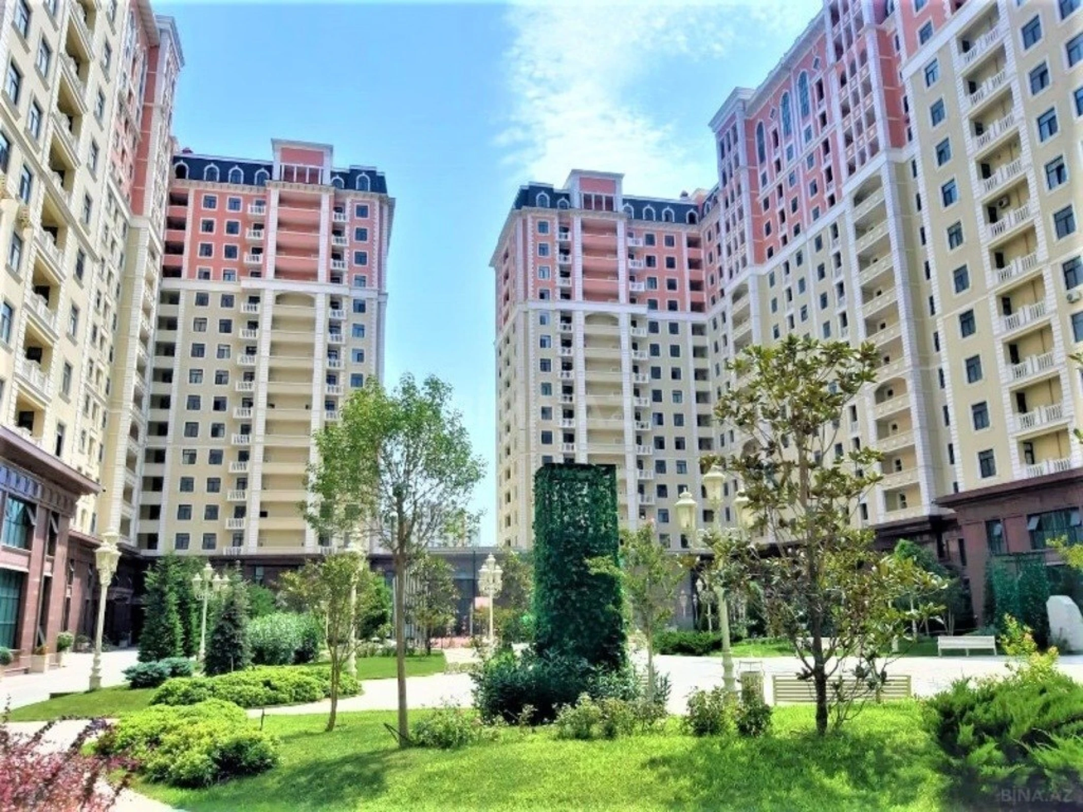Satılır 5 otaqlı mənzil 250 m²