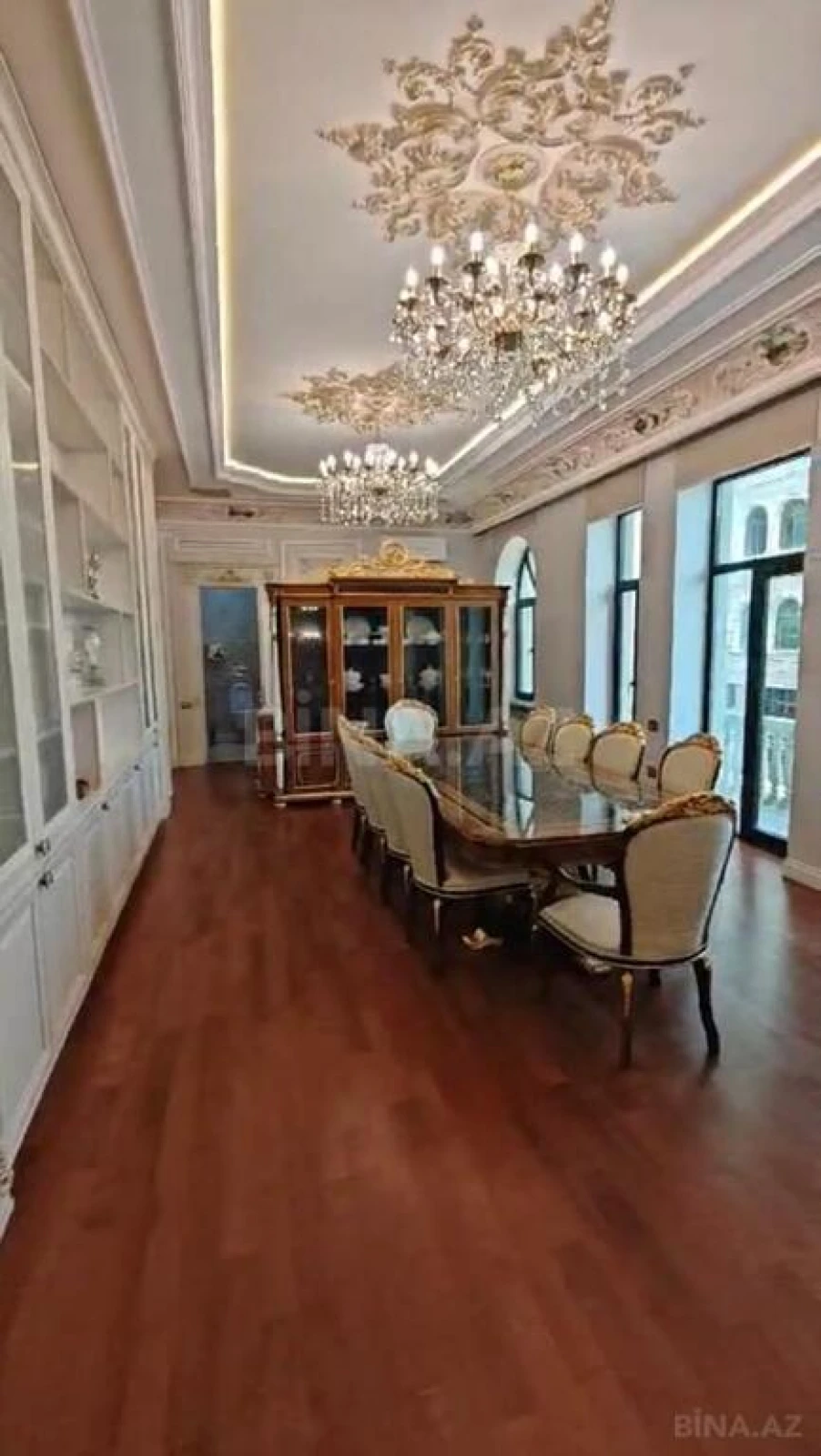 Satılır 10 otaqlı həyət evi 1000 m²