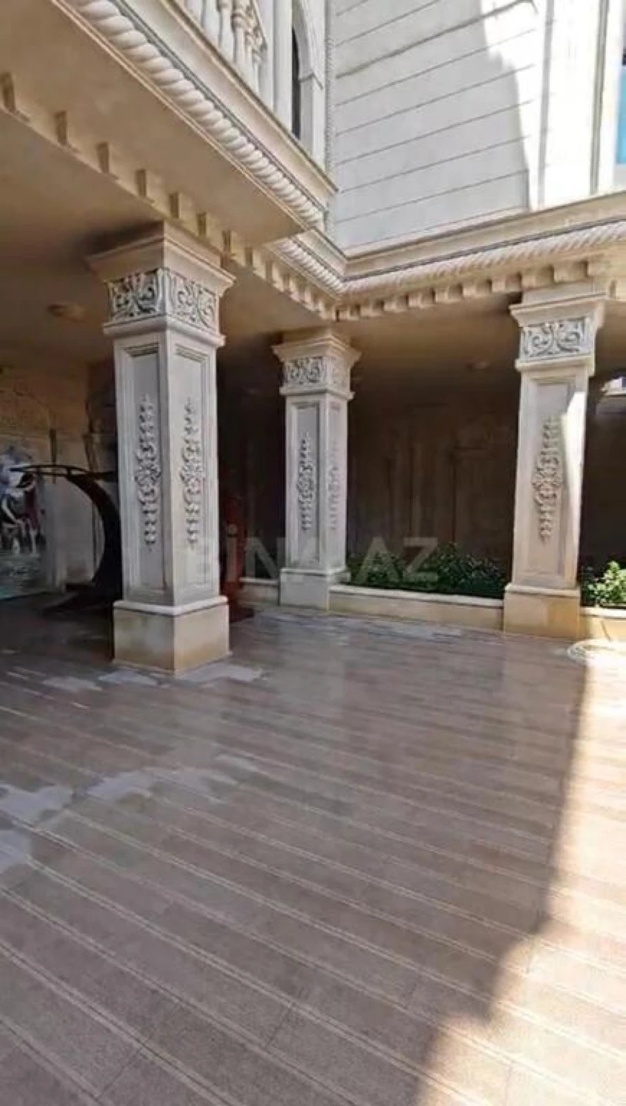 Satılır 10 otaqlı həyət evi 1000 m²